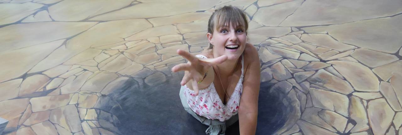Frau im Loch Trickeye Phuket